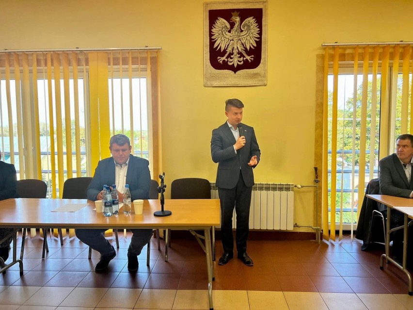 Poseł Bartłomiej Dorywalski podczas sesji Rady Gminy w...