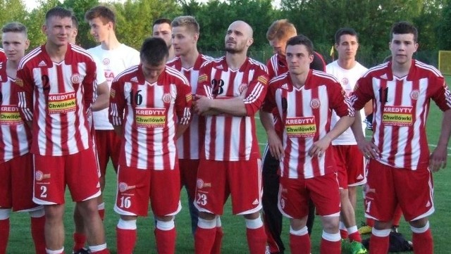 Adam Głos (pierwszy z prawej) nie miał prawa występu w finale Pucharu Polski w zachodniej Małopolsce, a - skoro zagrał - Soła straci ciężko wywalczone na boisku trofeum.