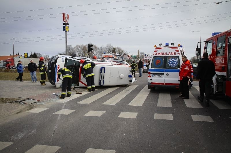 Karetka zderzyła się z toyotą. Cztery osoby w szpitalu [ZDJĘCIA]