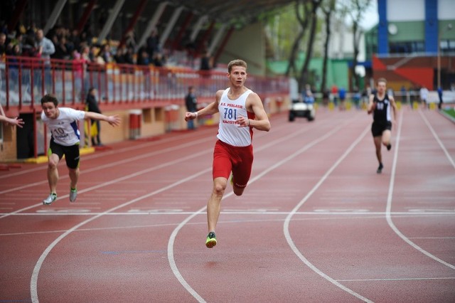 Kamil Supiński (w środku) z Podlasia Białystok pobiegnie na 100 metrów