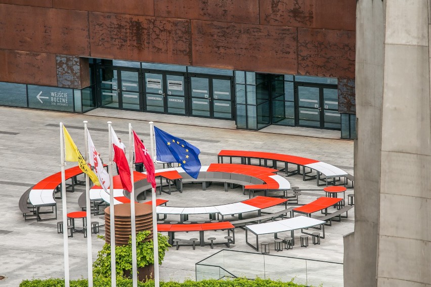 Przed Europejskim Centrum Solidarności stanął okrągły stół. Instalacja będzie jednym z elementów Święta Wolności i Solidarności