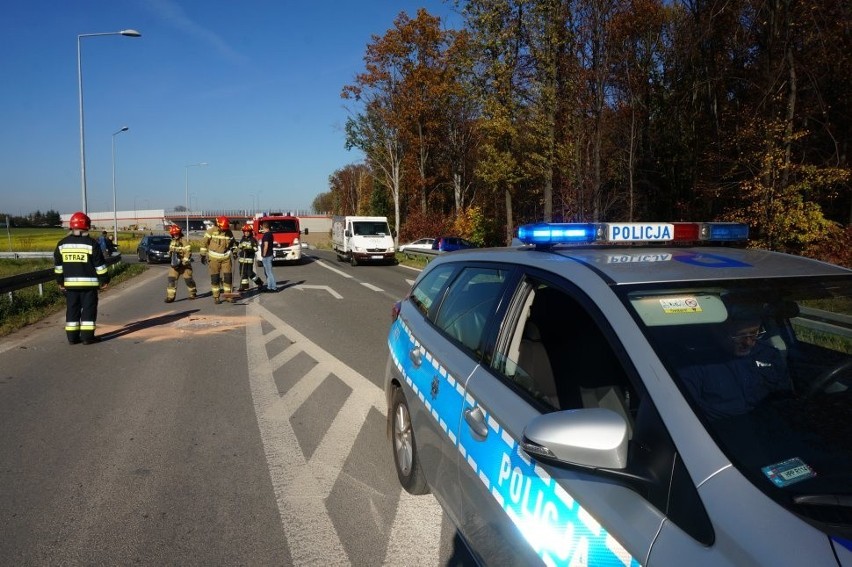 Auto dachowało w Rybniku na ulicy Tkoczów