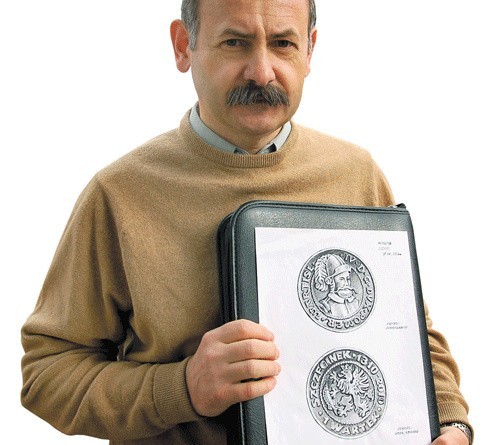 Władysław Fijałkowski z projektem swojego "wartka&#8221;. Nazwa monety pochodzi od imienia księcia Warcisława IV, założyciela miasta. 