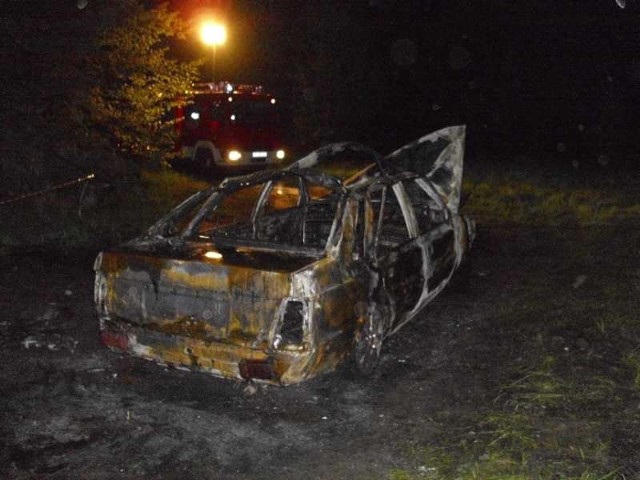 W spalonym polonezie odnaleziono zwłoki 26-letniego mężczyzny.