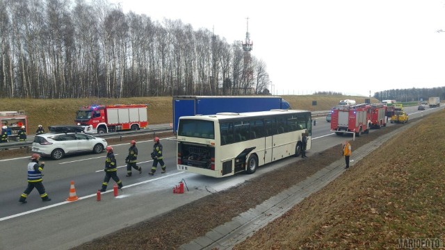 Siedem zastępów straży pożarnej zostało wysłanych po godzinie 14.00 do pożaru autobusu na autostradzie A4. Na szczęście pomoc strażaków nie była potrzebna. Pożar w komorze silnika został ugaszony gaśnicami przed przyjazdem wozów strażackich. Na autostradzie przez kilkadziesiąt minut był utrudniony ruch, ponieważ do zdarzenia zostały wysłane jednostki zarówno  z Krapkowic, jak i ze Strzelec Opolskich.