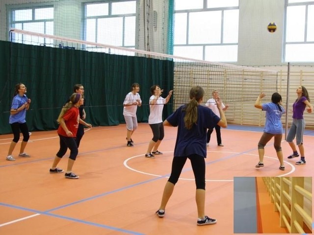 Mniejsze boiska, na których grają uczniowie są dobrze wytyczone. Większe, gdzie można rozgrywać mecze halowej piłki nożnej, trzeba będzie jeszcze raz wyrysować - jego odległość od drabinek jest za mała.