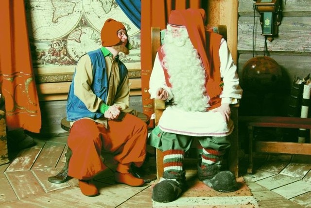 Święty Mikołaj w Rovaniemi przebywa w otoczeniu elfów. Często wdaje się z nimi w pogawędki.