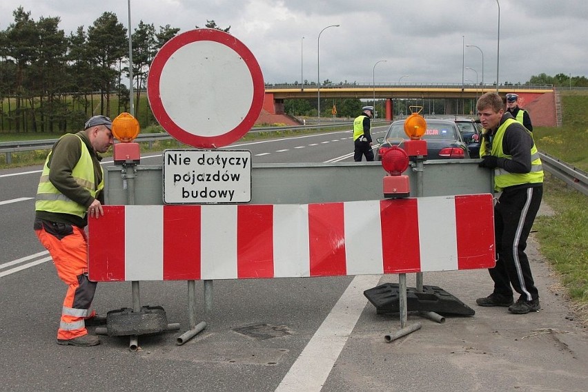 Barierkę blokującą wjazd na S3 z obwodnicy Międzyrzecza...