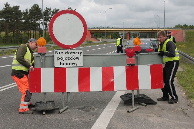 Barierkę blokującą wjazd na S3 z obwodnicy Międzyrzecza zdjęli Michał Franczak i Adam Rutkowski.