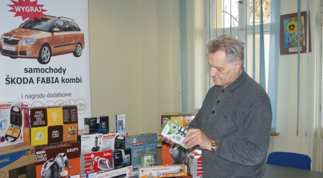 Pan Witalis z Zawady ogląda nagrody, jakie przygotowaliśmy dla naszych Czytelników biorących udział w loterii Siódemka