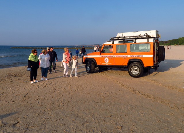 Dzisiaj przed godziną 19: 00  Brzegowa stacja Ratownictwa wodnego dostała telefon, że ktoś topi się  na plaży naprzeciwko ul. Kopernika. Natychmiast wyruszyła z bazy BSR-u samochód ratowniczy oraz łódź  ratownicza RIB typu Gemini Waverider 600 R-25Najbardziej zaskoczeni byli turyści czekający na przejście kładka, która była już otwarta w 90 % i naraz zaczęła się cofać, aby łódź ratownicza RIB mogła na sygnale przepłynąć..Na szczęście okazało się, że jest to fałszywy alarm. Po prostu ciepła letnia pogoda i woda o temperaturze przy brzegu 17 stopni, zachęca zarówno turystów jak i  ustczan do kąpieli. Ta niecodzienna sytuacja spowodowała, że inni kąpiący się w wodzie zostali poproszeni do wyjścia na ląd.