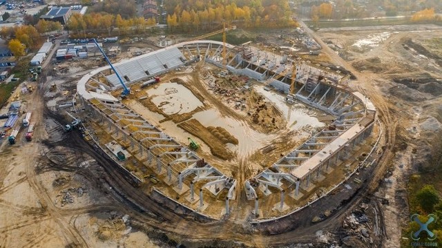 Na zdjęciach wykonanych z drona, doskonale widać postępy prac na budowie stadionu. Pierwszych sześc zdjęć to najświeższa perspektywa, sprzed kilku dni. Pozostałe zostały zrobione nieco wcześniej. Polecamy również wspaniałą panoramę Sosnowca i Górki Środulskiej widzianą z góry.