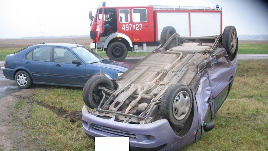 Wielka kraksa. Matiz dachował przy skrzyżowaniu (zobacz zdjęcia)