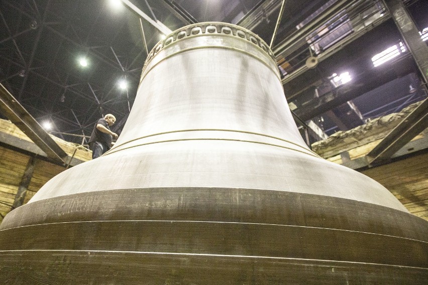 Dzwon będzie ważył 50 ton, mierzył około 5 m wysokości oraz...