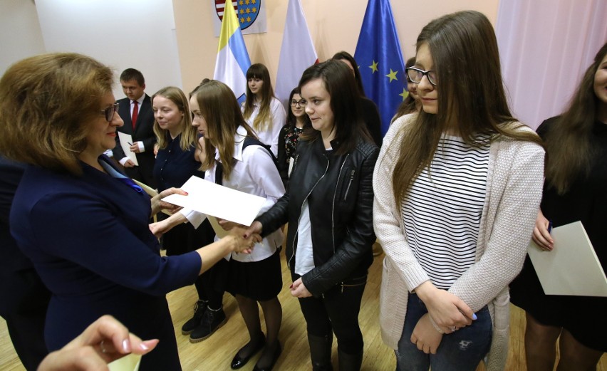 Najlepsi uczniowie szkół z powiatu koneckiego odebrali stypendia premiera. Zobacz, kto i ile dostał (ZDJĘCIA, WIDEO)