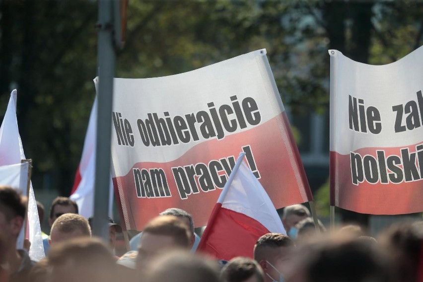 Warszawa: Protest rolników przed siedzibą PiS i przed Sejmem w związku z "Piątką dla zwierząt" [ZDJĘCIA] [WIDEO]