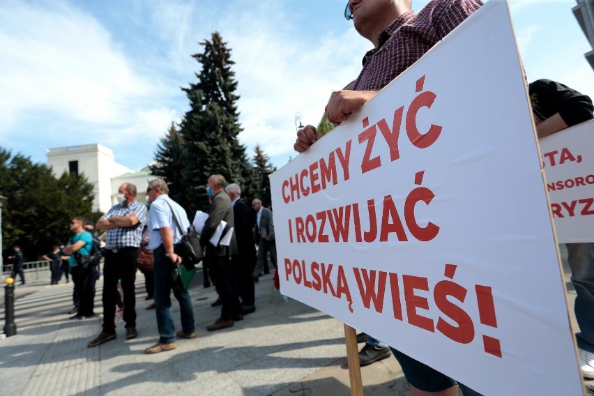 Warszawa: Protest rolników przed siedzibą PiS i przed Sejmem w związku z "Piątką dla zwierząt" [ZDJĘCIA] [WIDEO]