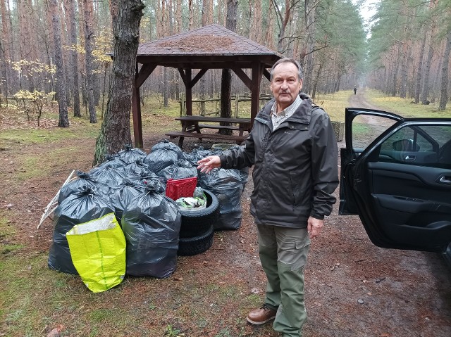 Wolontariusz Piotr Denis wskazuje jak dużo śmieci udało się ostatnio zebrać tylko w tym jednym miejscu opodal północnych obrzeży Bydgoszczy.