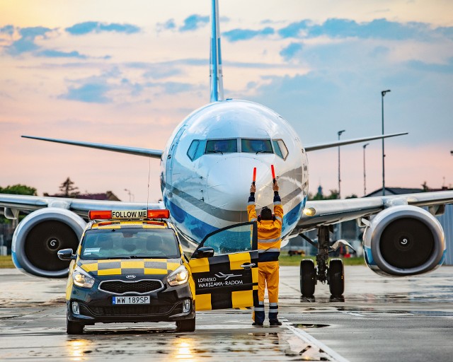 Boeing 737-800 linii Enter Air ustawiany na stanowisku postojowym lotniska przez Marshallera.