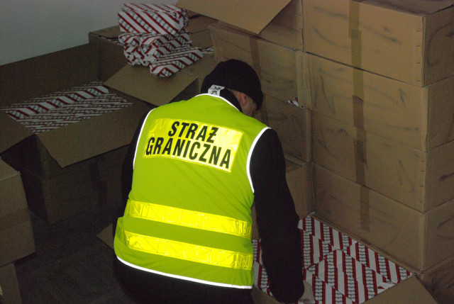 Przemyt na trasie Łomża - Ostrołęka. Straż graniczna zatrzymała kangoo (zdjęcia)