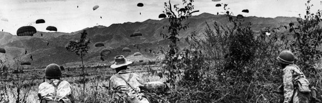 Francuscy żołnierze pod Dien Bien Phu obserwują desant swoich kolegów