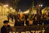 Białostocki Marsz Żołnierzy Wyklętych 2018. W zimny wieczór uczcili pamięć żołnierzy wyklętych [ZDJĘCIA]