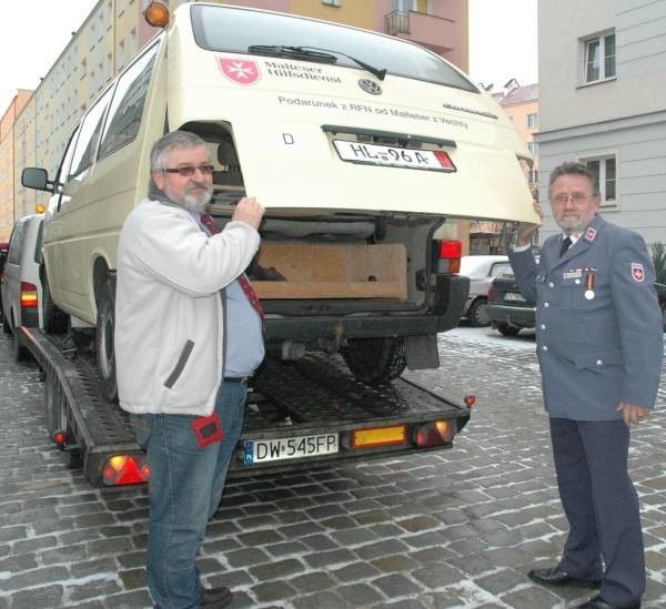 Tadeusz Przypis (z lewej): - Za pieniądze z podatku będziemy mogli na przykład kupić paliwo do busa, którym przewozimy naszych nyskich niepełnosprawnych.