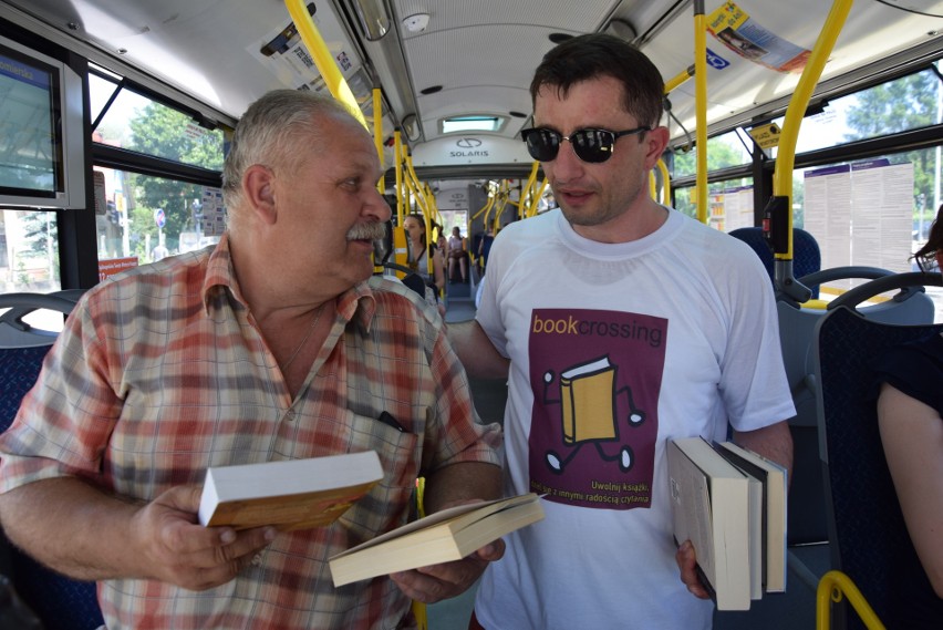 W Kielcach dzielili się książkami w miejskim autobusie (WIDEO, zdjęcia)