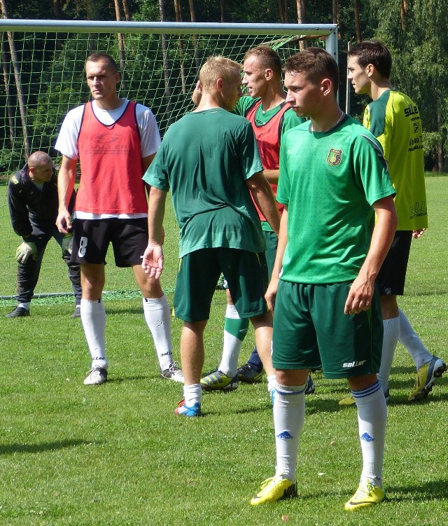 Dawid Pigan (na pierwszym planie) to kolejny nowy piłkarz, który będzie grać w drugiej lidze w Stali Stalowa Wola.