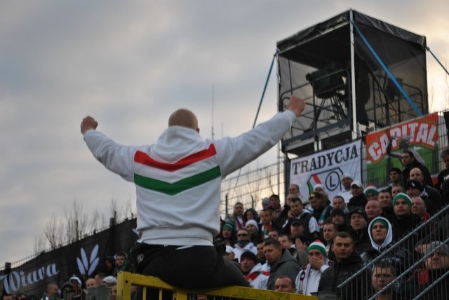 Kibice Legii podczas meczu w Bielsku-Białej