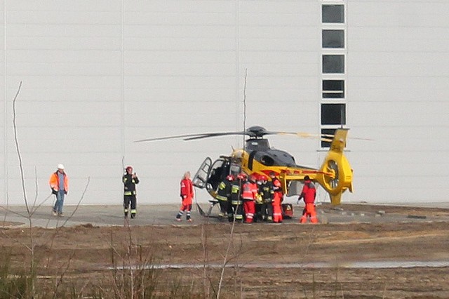 Ratownicy medyczni zdecydowali o wezwaniu śmigłowca Lotniczego Pogotowia Ratunkowego, który zabrał poszkodowanego do WCM-u w Opolu.