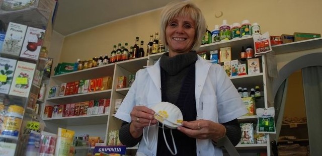 Danuta Górna, właścicielka sklepu "Wszystko dla zdrowia" w Bydgoszczy zauważyła wczoraj nagłe zainteresowanie maseczkami ochronnymi