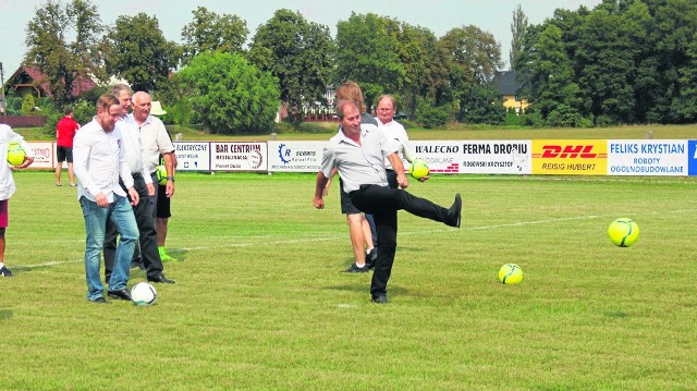 Pierwsze strzały na bramkę nowego boiska wykonali m.in. sponsorzy, pomysłodawcy jego budowy, wójt, sołtys Dębia oraz działacze sportowi.