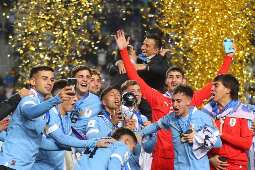 Młodzi piłkarze Urugwaju celebrują zdobycie mistrzostwa...