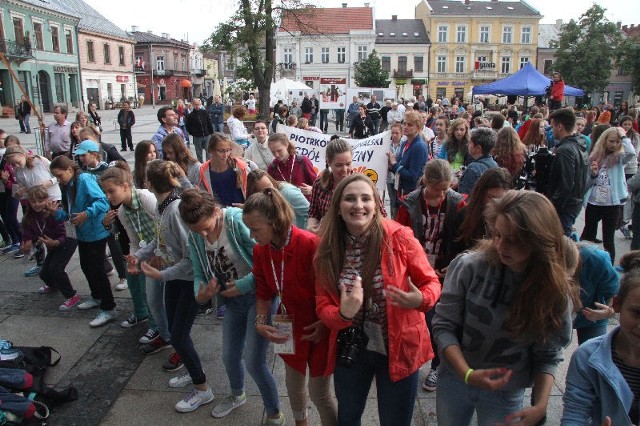 Zespół Taneczny Aerobik z Piotrkowa Trybunalskiego zachęcał do zabawy osoby zgromadzone na Rynku. 