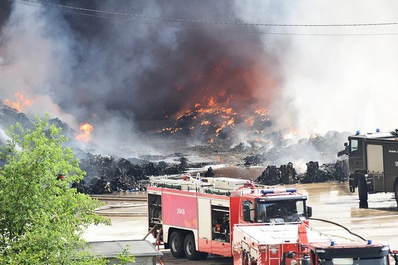 Znów pali się składowisko odpadów na terenie Boruty w Zgierzu