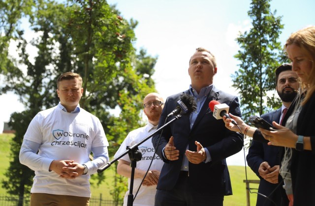 W konferencji udział wzięli Mariusz Kałużny, poseł Solidarnej Polski, Norbert Kaczmarczyk, Sekretarz Stanu w Ministerstwie Rolnictwa i Rozwoju Wsi oraz Ireneusz Stachowiak, prezes zarządu Wojewódzkiego Funduszu Ochrony Środowiska i Gospodarki Wodnej w Toruniu