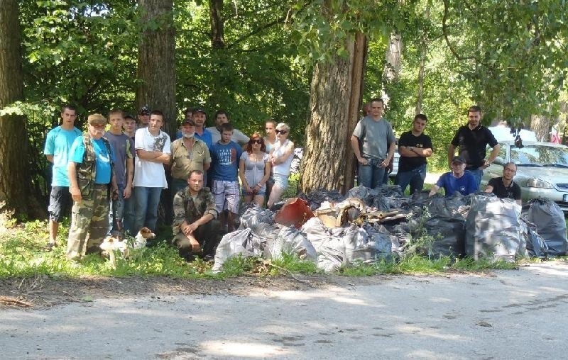Uczestnicy akcji oczyszczalnia Mierzawy.