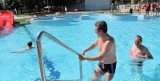 W nowym basenie otwartym w Mielcu, pierwszy wykąpał się prezydent