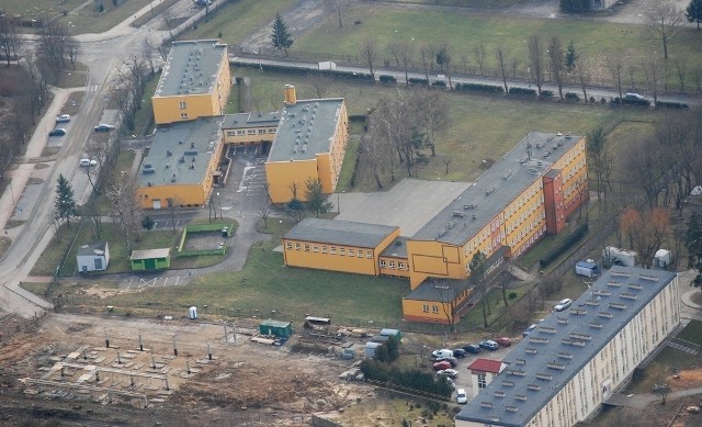 Płyta lotniska (na zdjęciu u dołu z lewej) znajdować się będzie 3 metry nad poziomem gruntu. Z lotu ptaka dokładnie widać miejsce, gdzie będzie ono usytuowane.