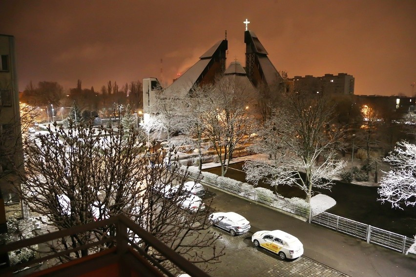 Śnieg we Wrocławiu. Widok piękny i... rzadki [ZDJĘCIA]