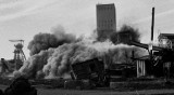 Śląsk. Tak umarła kopalnia Moszczenica 23 lata temu. Zobaczcie dramatyczny fotoreportaż z wyburzenia szybów. Unikatowe zdjęcia