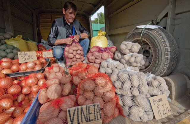 Targowisko w Koszalinie. Ziemniaki na zimę jeszcze w poluRolnik przygotował worki po 2, 3 ,5, 10 i 15 kilo ziemniaków.