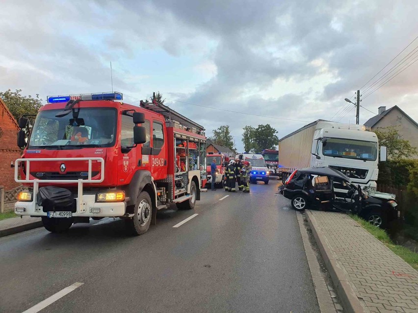 Nieprzytomny kierowca forda został zabrany do szpitala przez...