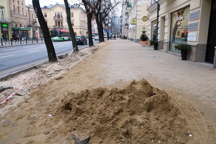 Lublin. Na Krakowskim Przedmieściu zieleń przegrała z mrozem. Poślizg z utworzeniem pasa zieleni oddzielającego pieszych od jezdni