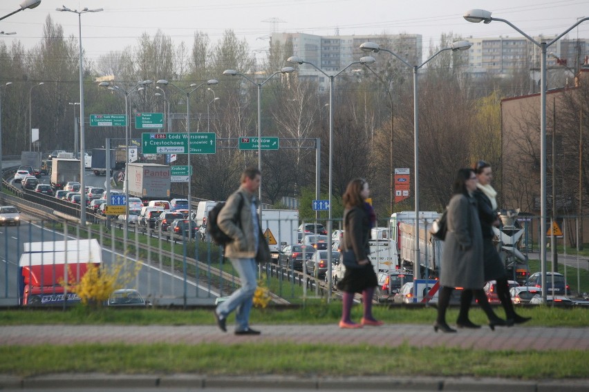 Katowice: Tir blokował jezdnię na al. Roździeńskiego