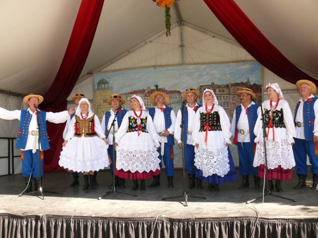 Chór Lasowiacy śpiewa na festiwalu w Portland.