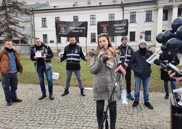 Nie chcemy żadnych „tarcz”, drukowania pustych pieniędzy, chcemy normalnie żyć i pracować – przekonywali przedstawiciele branży weselnej wraz ze wspierającymi ich osobami prowadzącymi własną działalność gospodarczą na spotkaniu z dziennikarzami.