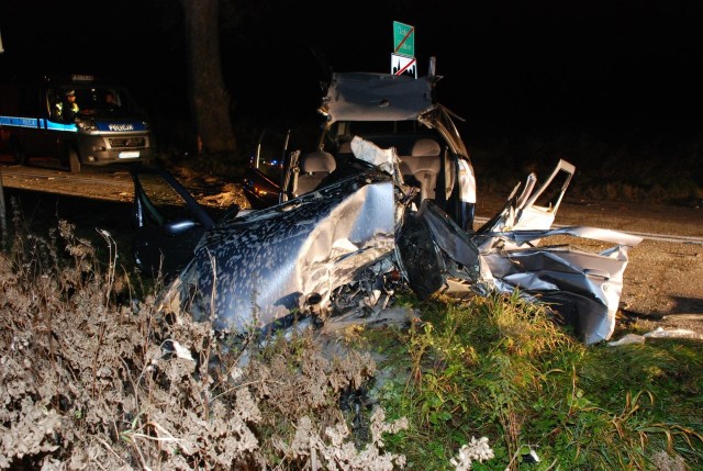 24-letni kierowca zginął na miejscu, gdy w nocy z soboty na niedzielę, ok. godz.  2.30  zjechał fordem escortem na lewą stronę jezdni i uderzył samochodem w drzewo.