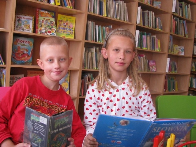 Klaudia i Sebastian Gawkowski z Drezdenka często odwiedzają bibliotekę. &#8211; Teraz jest tu przyjemniej &#8211; mówią.